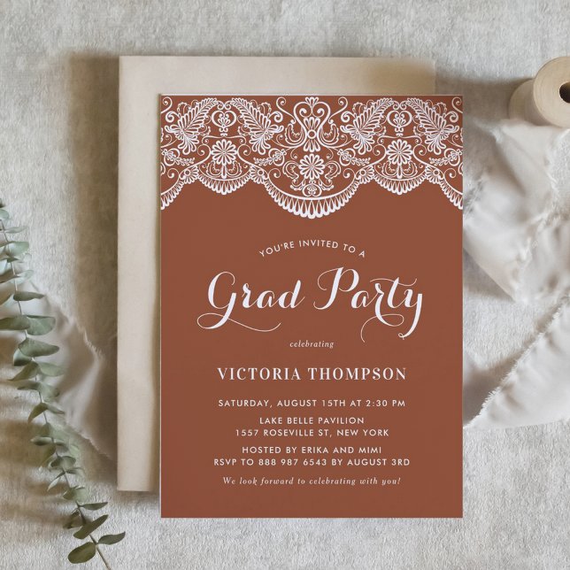 Elegante Brocade Lace Terracotta Graduation Party Einladung (Customizable boho graduation invitation featuring white lace and a terracotta background.)