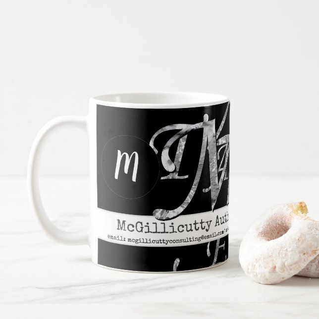 Elegante Buchstaben für Business Custom Black Kaffeetasse (Mit Donut)