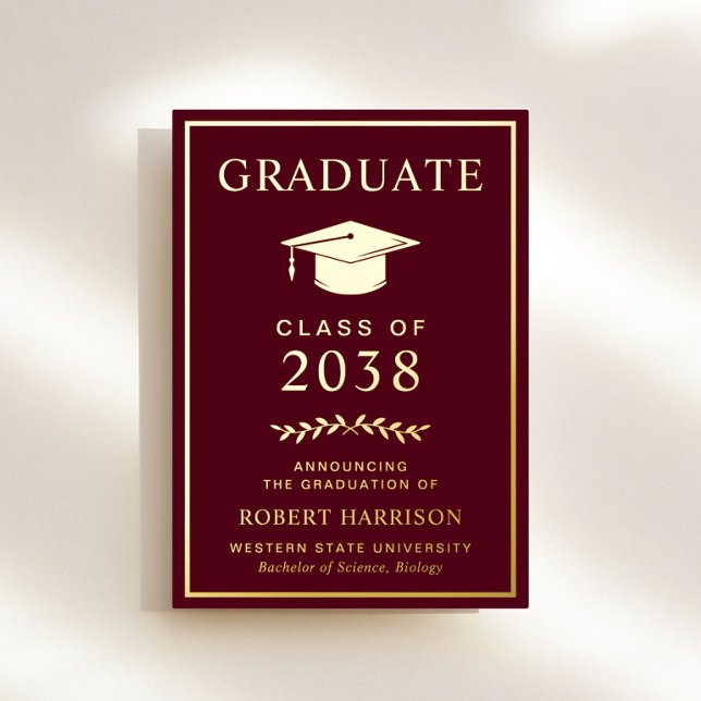 Elegante Burgund Abschluss Ankündigung (An elegant college graduation foil announcement to celebrate the graduate's achievements)