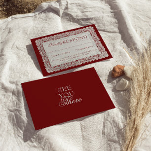 Elegante burgunderfarbene Spitzenuntersetzer im Re RSVP Karte