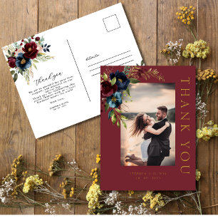 Elegante burgunderrote Blüten & Grünzeug Hochzeit Postkarte