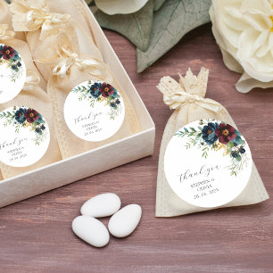 Elegante burgunderrote Blüten & Grünzeug-Hochzeit Runder Aufkleber