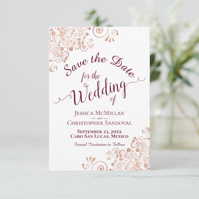 Elegante Burgundy Calligraphy & Rose Gold Wedding Save The Date (Stehend Vorderseite)
