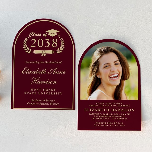 Elegante Burgundy Gold Arch Foto Graduation Party Einladung (An elegant arch-shaped photo graduation party invitation to celebrate the graduate's achievements)