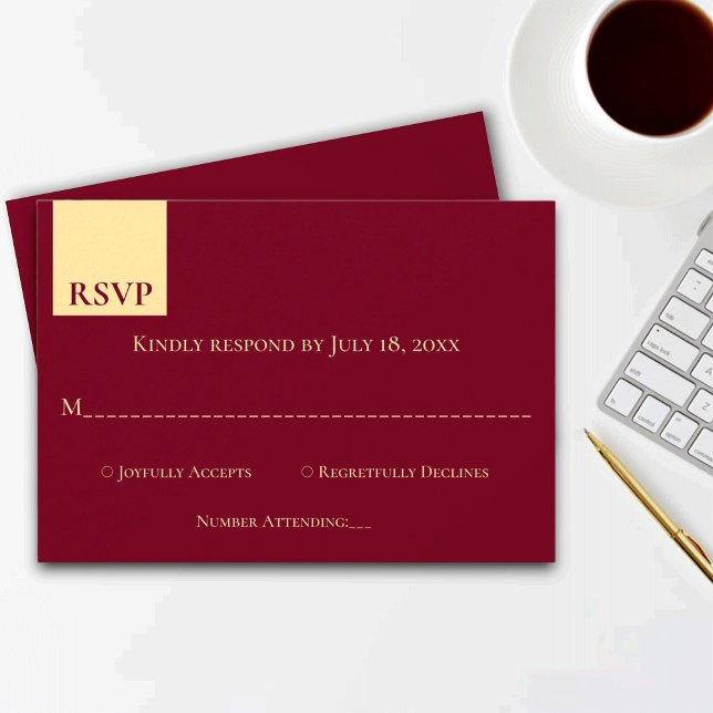 Elegante Burgundy Gold Typografy Classy Wedding RSVP Karte (Von Creator hochgeladen)