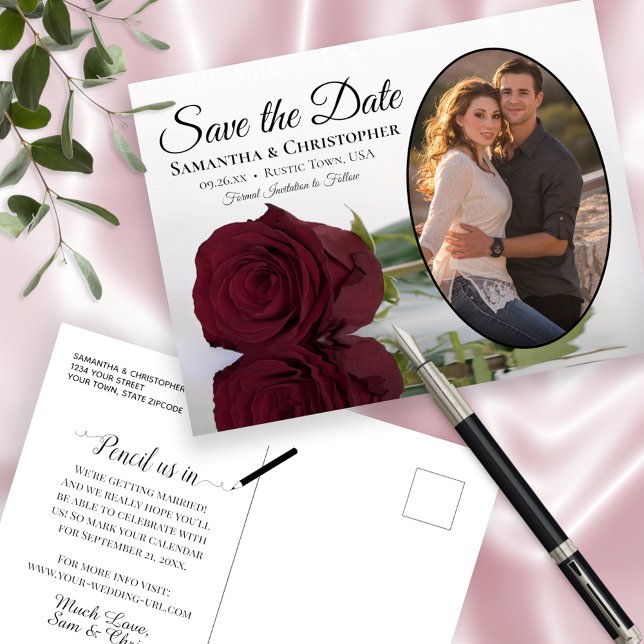 Elegante Burgundy Rose Wedding Save the Date Foto Ankündigungspostkarte (Von Creator hochgeladen)