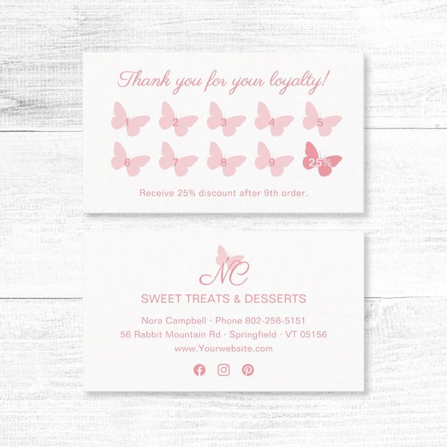 Elegante Butterfly Monogram Hübsch Girly Peach Pin Treuekarte (Elegant peach pink butterfly thank you for your loyalty business card with social media icons.)