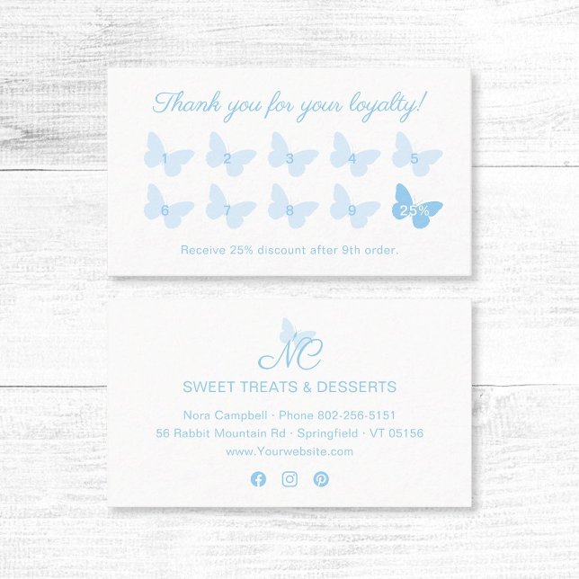 Elegante Butterfly Monogram Logo Niedlich Baby Blu Treuekarte (Elegant baby blue butterfly thank you for your loyalty business card with social media icons.)