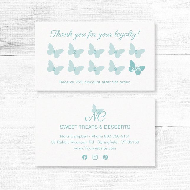Elegante Butterfly Monogram Niedlich Pastel Türkis Treuekarte (Elegant pastel turquoise butterfly thank you for your loyalty business card with social media icons.)