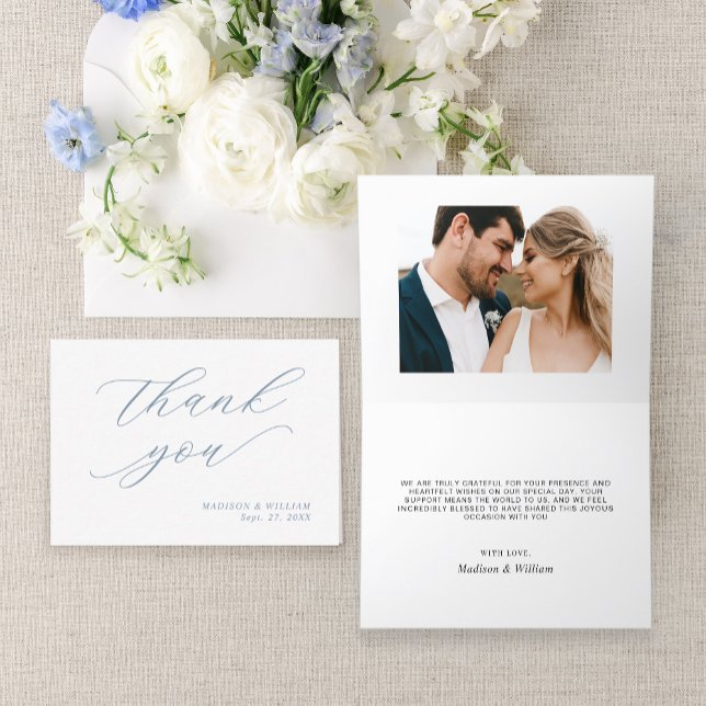 Elegante Calligraphy Dusty Blue Foto Wedding Dankeskarte (Von Creator hochgeladen)