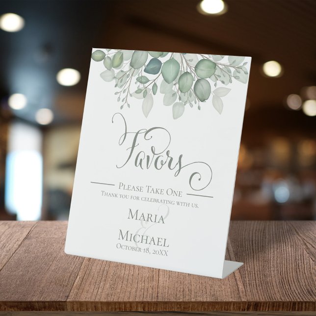 Elegante Calligraphy Script-Gastgeschenke Hochzeit Sockelschild (Elegant eucalyptus greenery wedding favors sign with personalized names.)