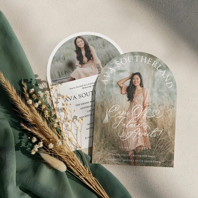 Elegante Caps Off Future erwartet Sie! Abschluss F Einladung (Elegant Caps Off Future Awaits! Graduation Photo Invitation)