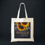 Elegante Chalkboard-Sonnenblumen Hochzeitsmädchen  Tragetasche<br><div class="desc">Rustikale Hochzeit im Herbst im Sommer oder Herbst stilvolle Brautjungfrau / Trauzeugin / Blume Mädchen / Mutter der Braut oder Mutter der Bräutigam Tote Tasche auf dunkelblaue Mitternacht Marineblatt mit einem wunderschönen Sonnenblumenstrauß und Streicher aus Tinkeln Lichtern mit individuellem Text. Füllen Sie Ihre Informationen in den Flecken, Sie können wählen,...</div>