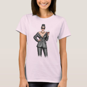 Elegante Chefin im grauen Power-Anzug mit Rotwein T-Shirt