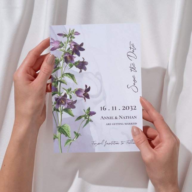 Elegante Chic Lila Blumenschrift Hochzeit Save The Date (Elegant Chic Purple Floral Script Wedding Save The Date)