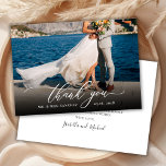 Elegante Chic Script Foto Hochzeit Dankeschön-Kart Dankeskarte<br><div class="desc">Modernes Chic Kalligraphie Script Hochzeit ein Foto Dankeschön Karte. Stilvolle Hochzeit danke Ihnen Vorlage mit einem vollen Foto auf der Vorderseite mit dem Text "Danke" in einem luftigen Wirblen Handschrift Schrift Swash Schwanz Weiß Overlay Schriftart auf dem Bild und eine Rückseite vorgefertigte Dankeschön Nachricht. Einfaches Personalisieren Ihres Namens und Dankeschön...</div>