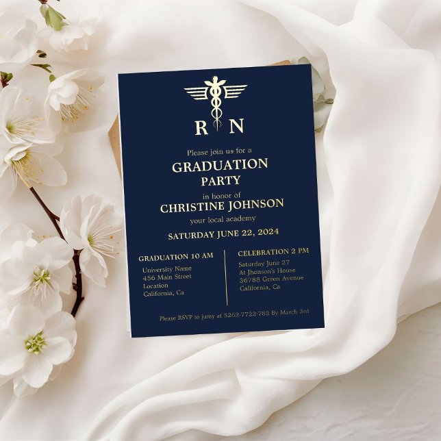 Elegante Chic Typografy Nurse Graduation Party Folieneinladung (Von Creator hochgeladen)