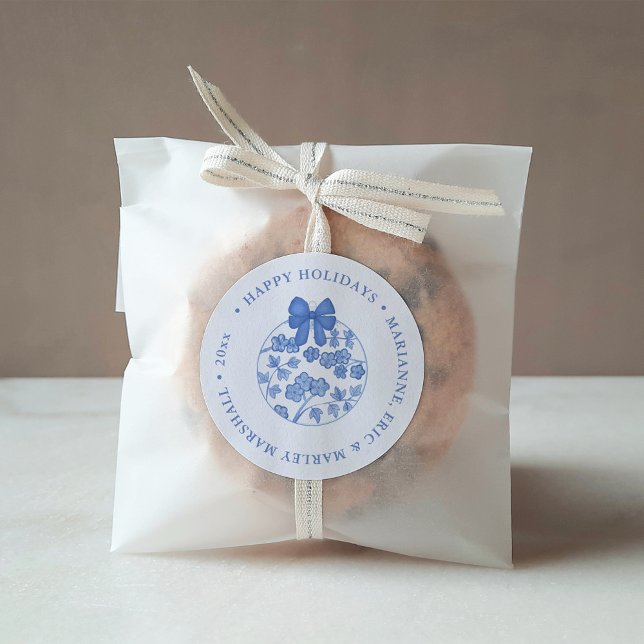 Elegante Chinoiserie Blau und Weiß frohe Weihnacht Runder Aufkleber (Happy Holidays or Merry Christmas sticker design featuring a blue and white Chinoiserie bauble)