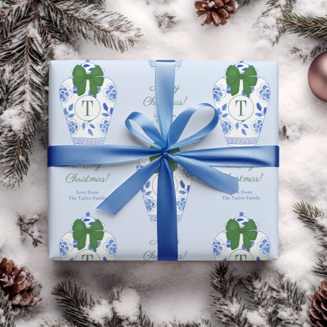 Elegante Chinoiserie Monogram Frohe Weihnachten Geschenkpapier (Preppy holidays gift wrap design featuring a blue & white ginger jar with green bow and monogram)