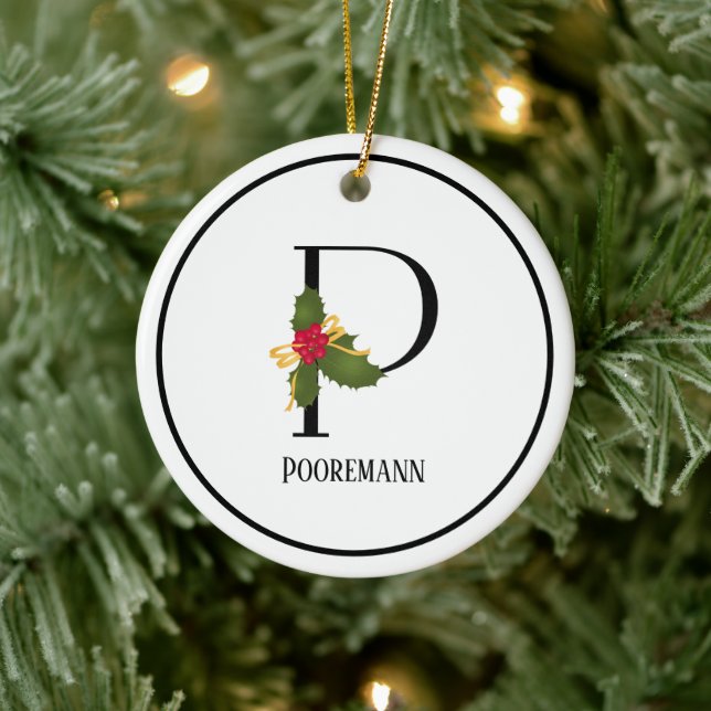 Elegante Christmas Holly Monogram Letter P Keramik Ornament (Baum)