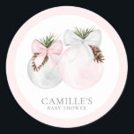 Elegante Christmas Pink Girl Baby Dusche Runder Aufkleber<br><div class="desc">Mit unseren Personalisierten Weihnachts-Girl-Babyduschenschmuck-Round-Stickers können Sie sich auf ein kleines Winterduschmagie begeben. Das perfekte Detail, um Ihre Feier zu erhöhen. Verweilen Sie bei Ihren Einladungen, gönnen Sie sich Taschen oder Tischdecken mit diesen einzigartigen Dekoren und erleben Sie, wie sich Ihr Weihnachtsgeschenk-Party in ein gemütliches Winterwunderland verwandelt. Passende Artikel in unserem...</div>