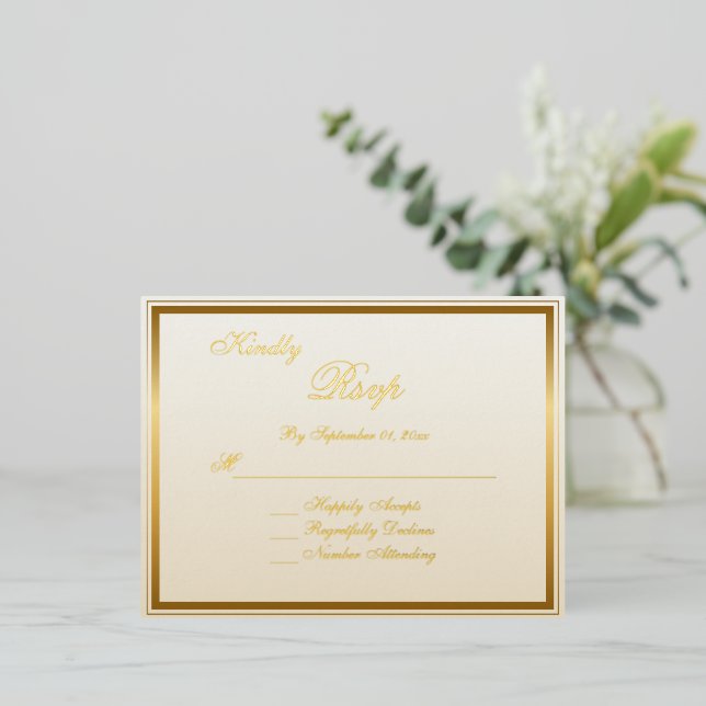 Elegante Classic Gold Script Wedding RSVP Card Folie Einladungspostkarte (Stehend vorne)
