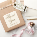 Elegante Cream and Gold Vielen Dank Gastgeschenk H Quadratischer Aufkleber<br><div class="desc">Aufkleber mit Creme Gastgeschenk Hochzeit.</div>