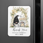 Elegante Cream Blume Gnome Wedding Dankeschön Card Magnet<br><div class="desc">Personalisierte elegante Hochzeitsgönnchen mit einem Braut- und Bräutignokepaar und einer cremefarbenen Blumenbogenillustrierung. Bearbeiten Sie die Kartenvorlage mit einem Datum und den Namen der Neuvermählten.</div>