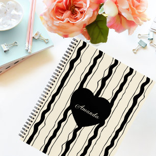 Elegante Creme- und Schwarz gestreifte Herz Custom Notizbuch