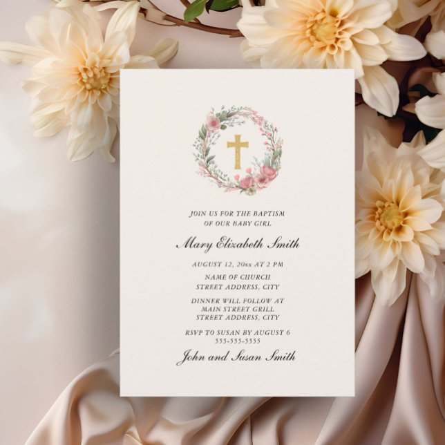Elegante Cross Pink Floral Baby Girl Taufe Einladung (Elegant floral wreath and cross cream-colored baptism invitation)