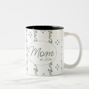 Elegante Custom "Mama, est. 20xx" einfache florale Zweifarbige Tasse