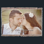Elegante Custom Wedding Foto Throw Blanket Decke<br><div class="desc">Textfarbe ist dunkelbraun. Wenn Sie die Textfarbe ändern möchten, klicken Sie auf die Schaltfläche "Anpassen". Es werden doppelte Textfelder angezeigt (aufgrund des weißen Schattens). Klicken Sie oben auf die Textfelder, um die Farbe zu bearbeiten. Bitte ersetzen Sie das Vorlagenbild vor dem Kauf durch eines Ihrer eigenen. Macht ein wunderbares Geschenk!...</div>
