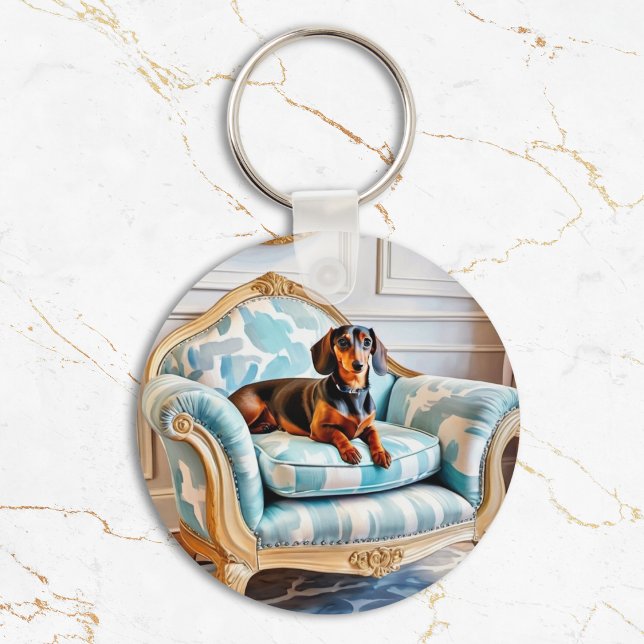 Elegante Dackel auf Luxus-Sessel Mit Monogramm Schlüsselanhänger (An elegant keyring for sausage dog lovers, with a picture of a dachshund lying on a luxurious chair)
