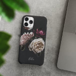 Elegante Dark Floral Rose Personalisiert Case-Mate iPhone 14 Hülle<br><div class="desc">Mit diesem schicken Gehäuse,  das eine Reihe üppiger Blume in Creme und Bordeaux auf einem dramatischen schwarzen Hintergrund bietet,  können Sie Ihr Handy mit etwas Luxus versehen. Personalisieren Sie diese elegante Blumenkiste mit Ihrem Namen oder Initialen am unteren Ende in Elfenbeinschrift Schrift.</div>