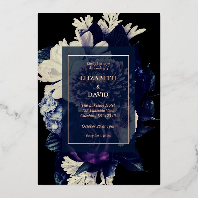 Elegante Dark Romantic Floral Wedding Folieneinladung (Vorderseite)