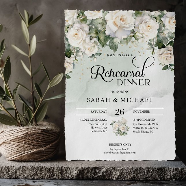 Elegante Drehbücher mit weißen Rosen und goldener  Einladung (Bohemian White Roses and Eucalyptus Greenery and gold wedding rehearsal dinner invitation)