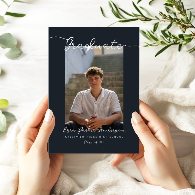 Elegante dunkelblaue Abschlussanzeige mit Foto Einladung (Modern dark blue photo grad announcement card)