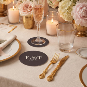 Elegante dunkle Schokoladen-Hochzeitspaare Initial Runder Pappuntersetzer