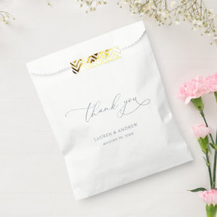 Elegante dusty Blue and White Calligraphy Wedding Geschenktütchen
