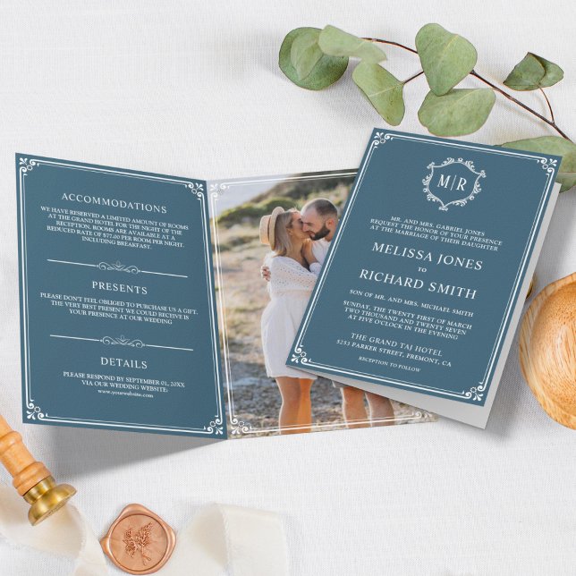 Elegante dusty Blue und White Monogram Wedding Einladung (Von Creator hochgeladen)