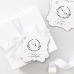 Elegante einfache, schwarze und weiße Monogramm-Ho Geschenkanhänger<br><div class="desc">Elegante Hochzeitsgunst Tag sicher, um Ihre Favoriten auf eine andere Ebene bringen. Gastgeschenk Hochzeit-Tag mit elegantem handgezeichnetes Monogramm-Wappen mit Paarinitialen. Design in Weiß und Schwarz. Die Farbe des weißen Hintergrunds kann mit dem Designwerkzeug auf eine beliebige andere Farbe geändert werden. Moderne handgeschriebene Kalligrafiedetails. Teil unserer "Elegance Minimal Black and White...</div>