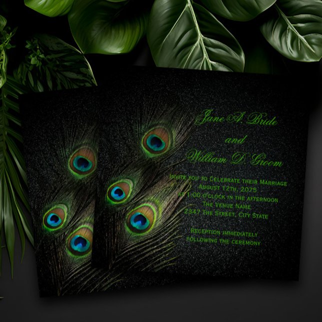 Elegante Emerald Green Black Gold Peacock Wedding Einladung (Elegant peacock wedding invitations with beautiful peacock feathers on a black background.)