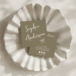 Elegante erdige Olive-Script-Schleife Quadratische Visitenkarte