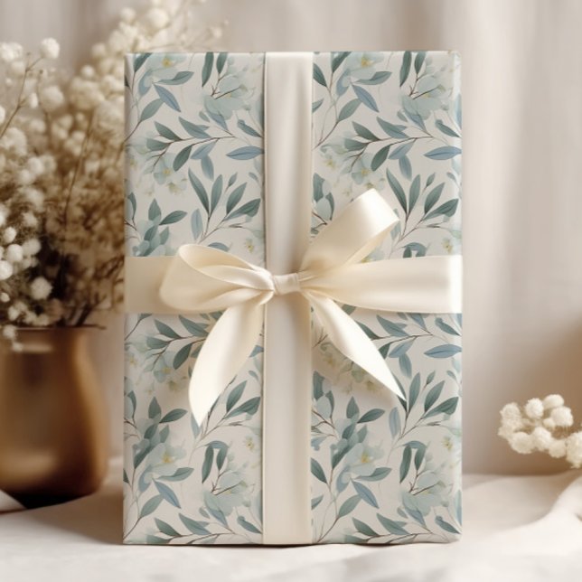 Elegante Eukalyptus-Blätter Creme Geschenkpapier (Blue green leaves on elegant cream-colored wrapping paper)