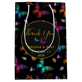 Elegante farbenfrohe Schmetterlinge auf der Schwar Mittlere Geschenktüte