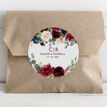 Elegante farbenprächtige Hochzeitsfeier Runder Aufkleber<br><div class="desc">Dieser farbenfrohe Blumenaufkleber mit klassischem Rundaufkleber eignet sich perfekt für einen einfachen Hochzeitsempfang. Die Rose sind in Rosa,  Rosa,  Rot,  Bordeaux,  Rot,  Maron und Blau gestrichen,  und die Pfoten mit grünem Blattwerk sind in einem hübschen Bouquet gehalten.</div>