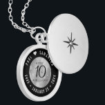 Elegante Feier zum 10. Geburtstag von Zinn Medaillon<br><div class="desc">Gedenken Sie den 10. Hochzeitstag mit diesem eleganten Schloss! Elegante schwarze Serifen und serifenlose Schriftzeichen mit hexagonalen Konfetti auf einem Zinn-Hintergrund fügen eine unvergessliche Touch für diesen besondere Anlass und Meilenstein hinzu. Passen Sie sich die Namen der glücklichen Paare an und Termine für ihren Zinnjubiläum. Design © W.H. Sim, Alle...</div>