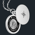 Elegante Feier zum 10. Geburtstag von Zinn Medaillon<br><div class="desc">Gedenken Sie den 10. Hochzeitstag mit diesem eleganten Schloss! Elegante schwarze Serifen und serifenlose Schriftzeichen mit hexagonalen Konfetti auf einem Zinn-Hintergrund fügen eine unvergessliche Touch für diesen besondere Anlass und Meilenstein hinzu. Passen Sie sich die Namen der glücklichen Paare an und Termine für ihren Zinnjubiläum. Design © W.H. Sim, Alle...</div>