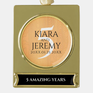 Elegante Feier zum 5. Hochzeitstag mit Holz-Motiv Banner-Ornament Gold