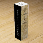 Elegante Feier zum Hochzeitstag Weinbox<br><div class="desc">Fügen Sie eine besondere Touch zu den 1. Hochzeitsfeiern mit dieser Weingeschenkbox hinzu! Elegante schwarze Serifen und serifenlose Schriftzeichen mit sechseckigen Konfetti auf einem gealterten Papierhintergrund fügen diesem besondere Anlass und Meilenstein eine unvergessliche Touch hinzu. Passen Sie sich die Namen des glücklichen Paares an, die Jahre der Ehe oder ein...</div>
